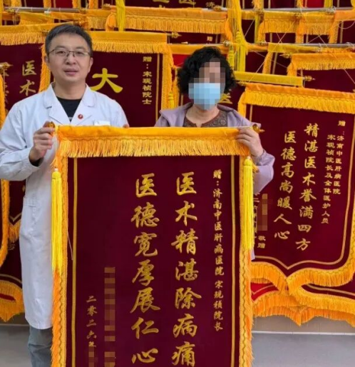 【真实案例】锦旗致谢，转阴为证：济南中医肝病医院助乙肝患者开启"临床治愈"人生